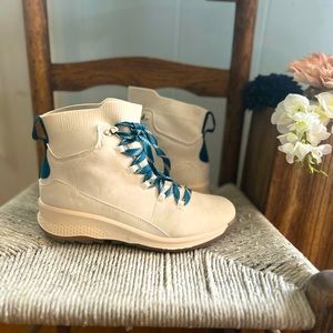 Boots , never worn .